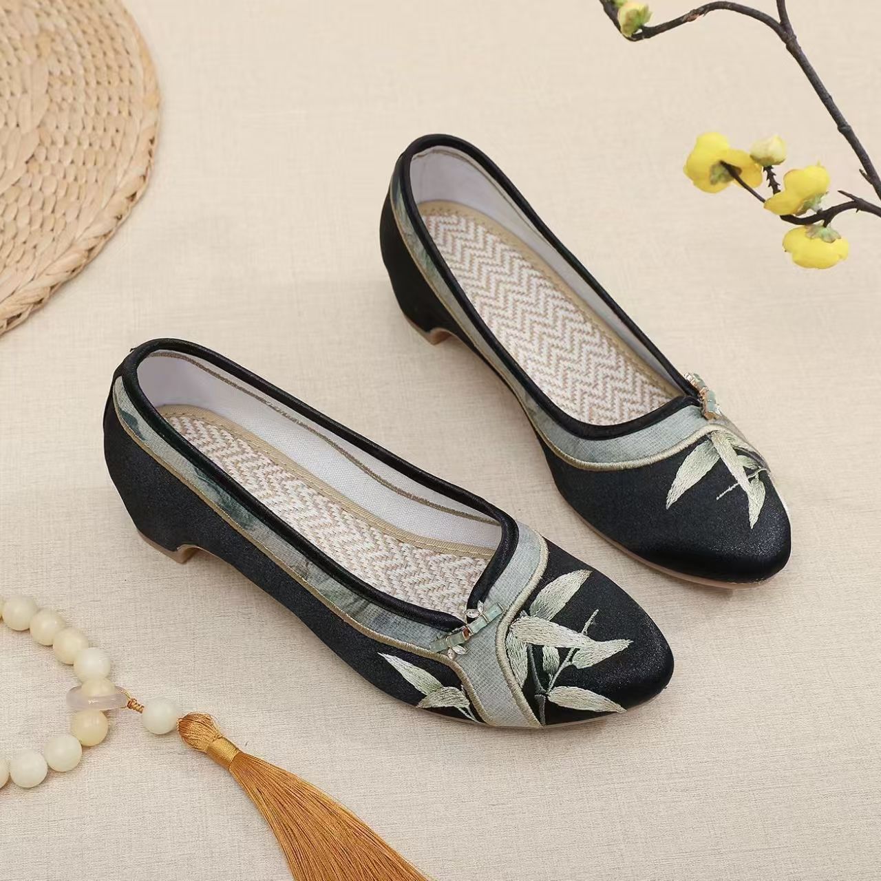 Woman Low Heel Embroidered Che - Embroidery Style recension och pris
