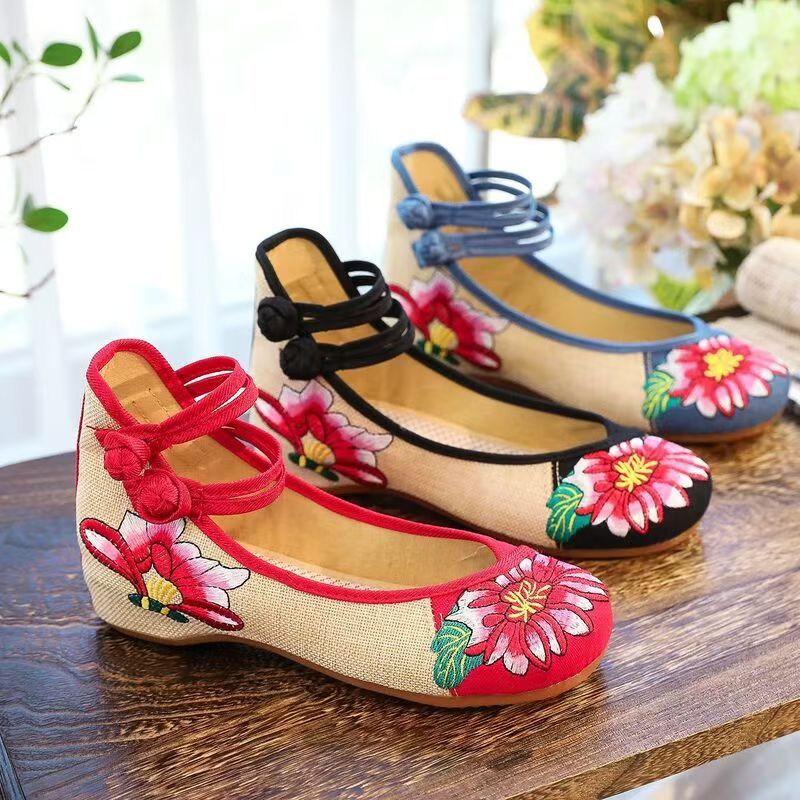 Woman Wedges Embroidered Cloth - Embroidery Fabric recension och pris