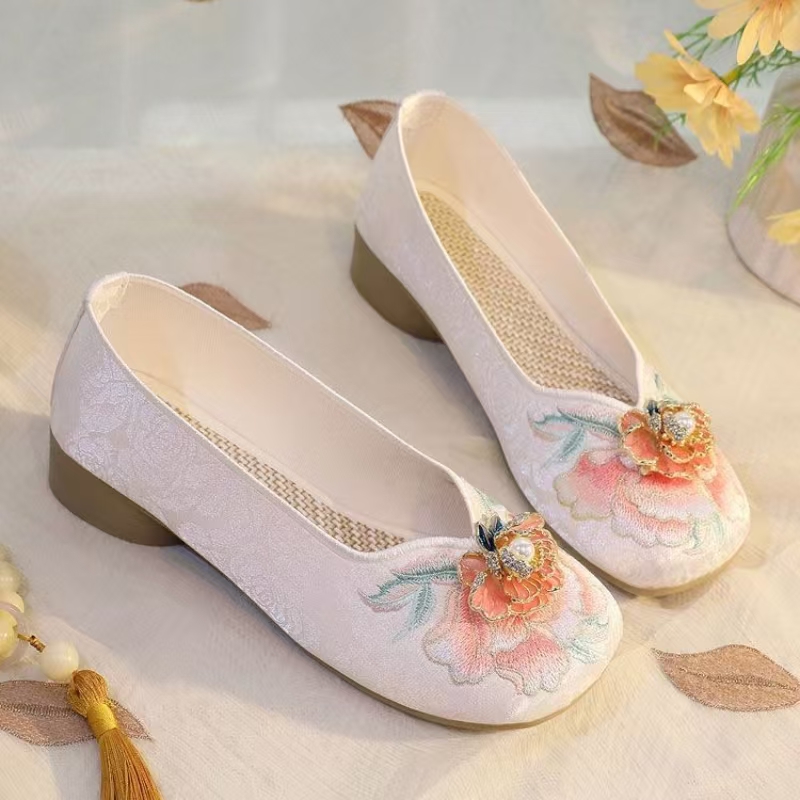 Woman Low Heel Embroidered Clo - Embroidery Fabric recension och pris